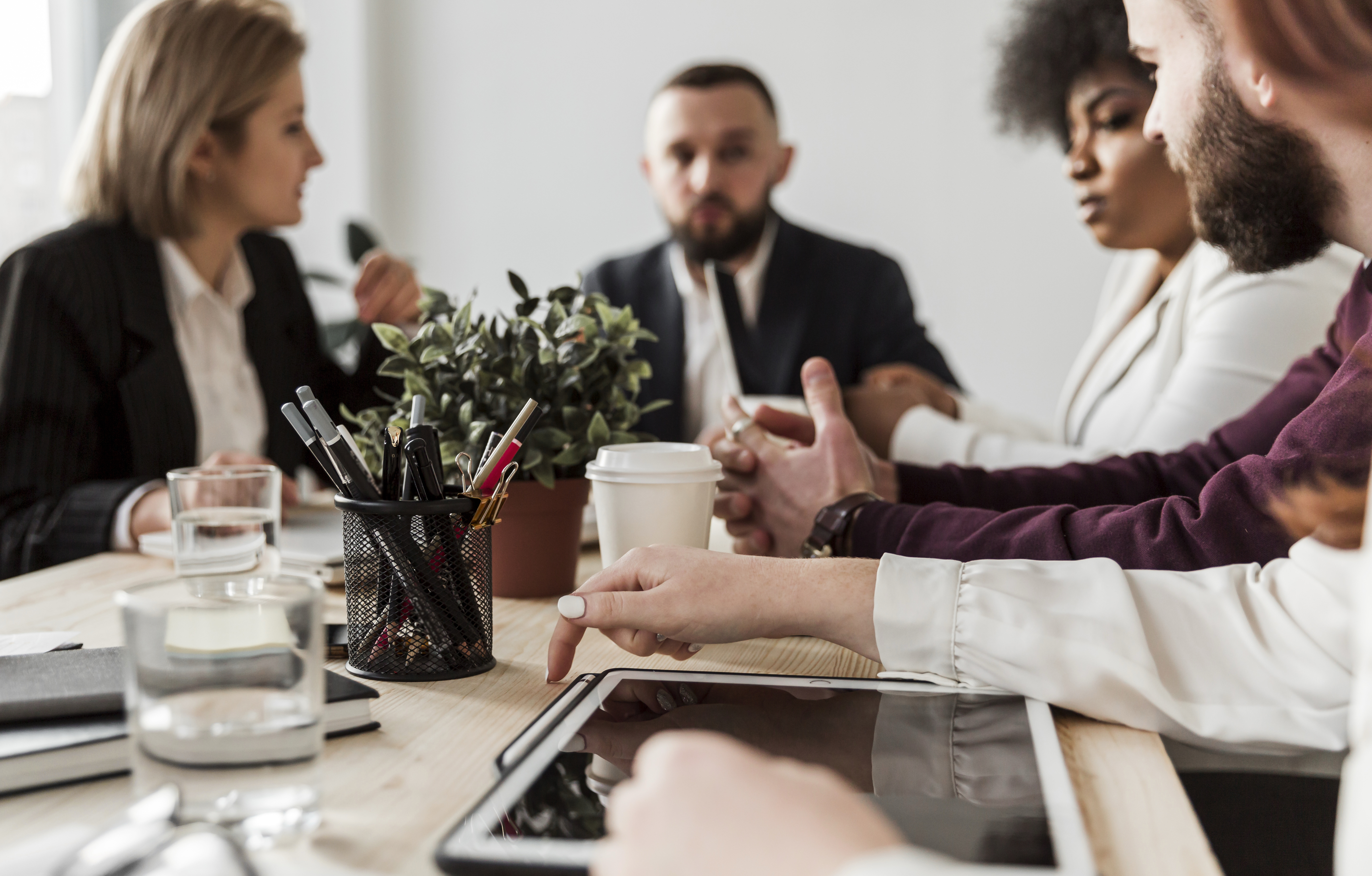 personen samen aan een tafel overleggen